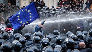 В Тбилиси водомётами разгоняют протестующих