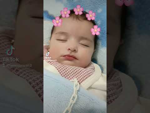 يا قطعه من جوا قلبي يا روحي انت يا ضحكه بيتي الصغيره يا ما احلاها بنتي     
