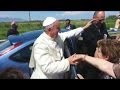 Il Papa arriva in Calabria e si ferma a baciare un ragazzo disabile
