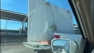 20251108 sepotong besar lempengan kuarsa diangkut di jalan bebas hambatan