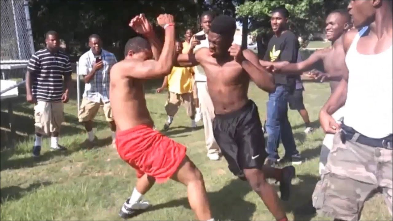Fight About to happen in the hood - YouTube.