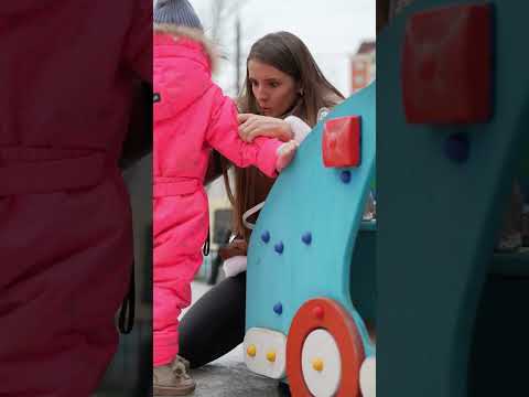 Дочка и прогулка! Маленькая, а фантазия работает) #shorts