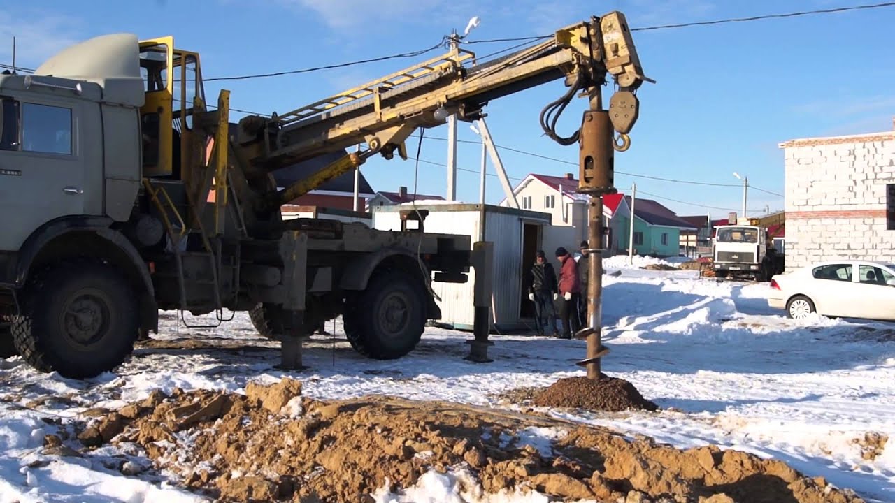 Бурение свай под фундамент ямобуром 81 фото