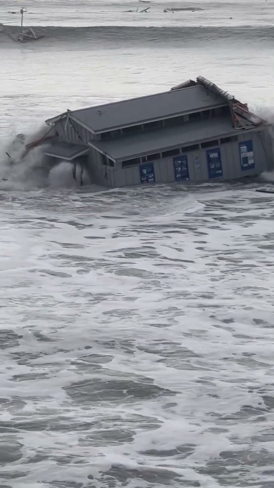 Santa Cruz Wharf Clubhouse Overtaken By Waves || ViralHog