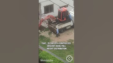 Unloading a Digger with No Ramp? Watch This Operator’s Bold Move! 🚜😳