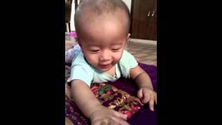 Bayi lucu imut belajar tengkurap