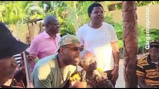 Yuri da Cunha canta para Elias Dya Kimuezu