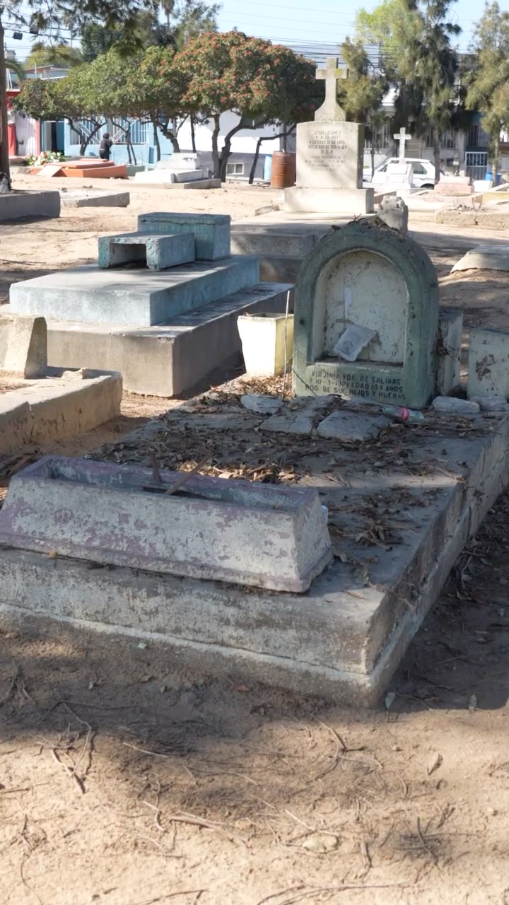 Limpiando la tumba de una señora que enterró a sus 3 hijos