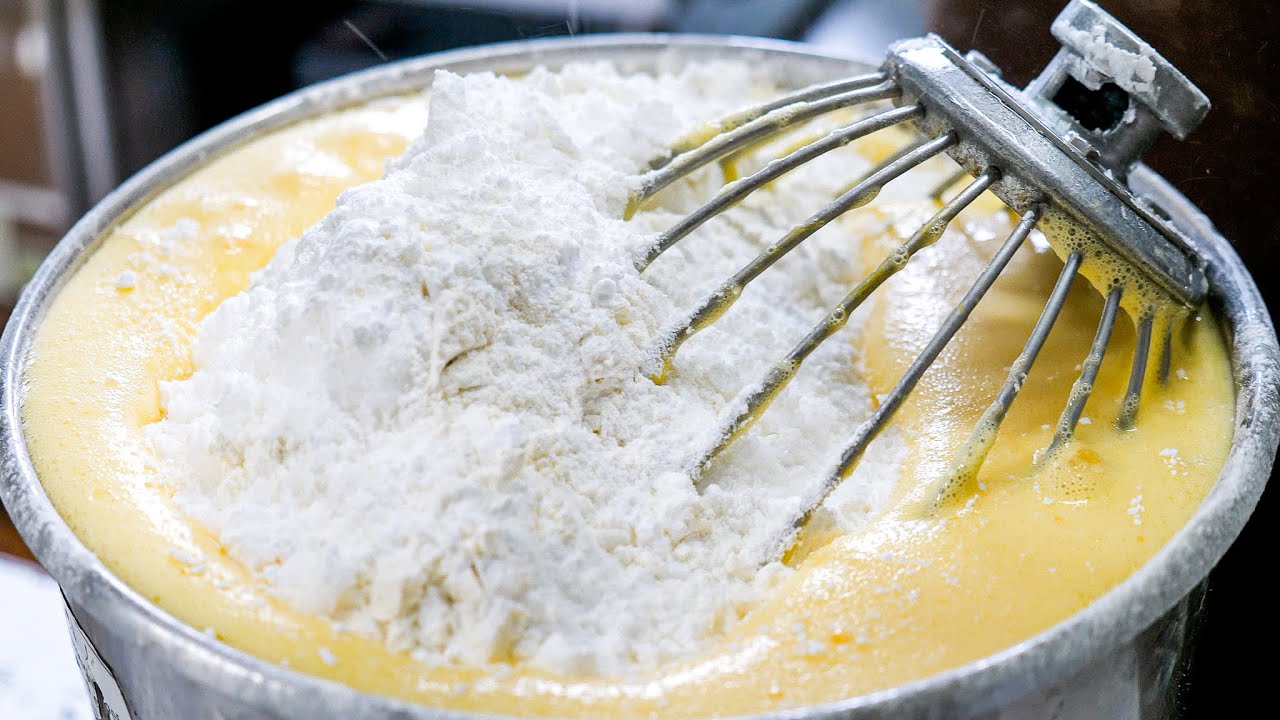 Самый популярный домашний заварной крем! Взгляд крупным планом на утро в очень процветающей пекарне.