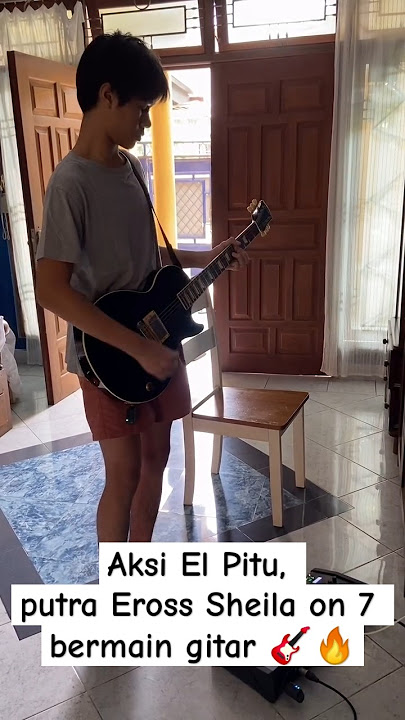 Perdana Pitu, putra Eross Sheila on 7, beraksi dengan gitarnya.
