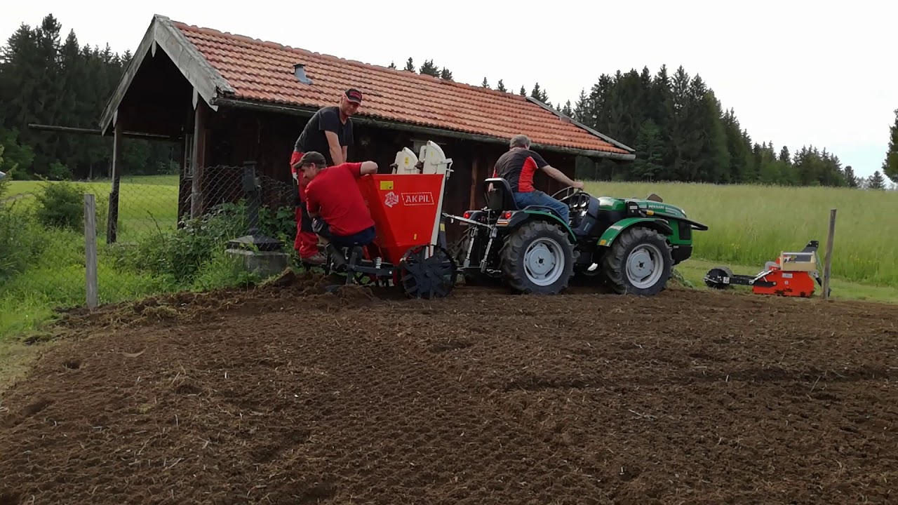 Ferrari Schmalspurtraktor CROMO K30 AR Knicklenkung, Kubota-Motor 26 PS m.Kartoffel-Legemaschine
