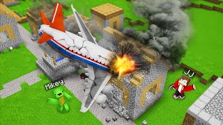 The Airplane CRASHED INTO Mikey and JJ’s HOUSE in Minecraft (Maizen)