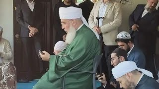 Şeyh Sultan Muhammed Saki Hz - Cuma namazı sonrası ilahi dinliyor Bugün Yeni video 🌹🌹 Resimi