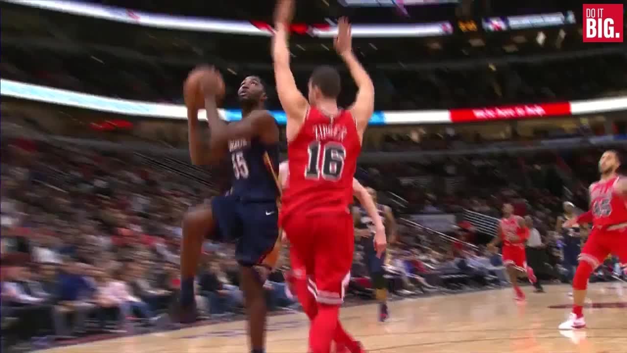 lonzo ball injury E'Twaun Moore goes coast-to-coast after the steal
