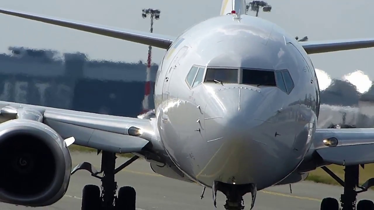 UR-PSM Ukraine International Airlines Boeing 737-800 landing & takeoff in EPWA Warsaw Chopin Airport