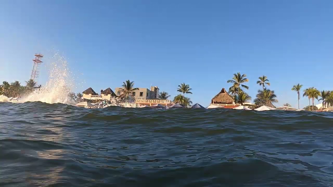 Playa San Patricio Melaque Jalisco, entrando al agua