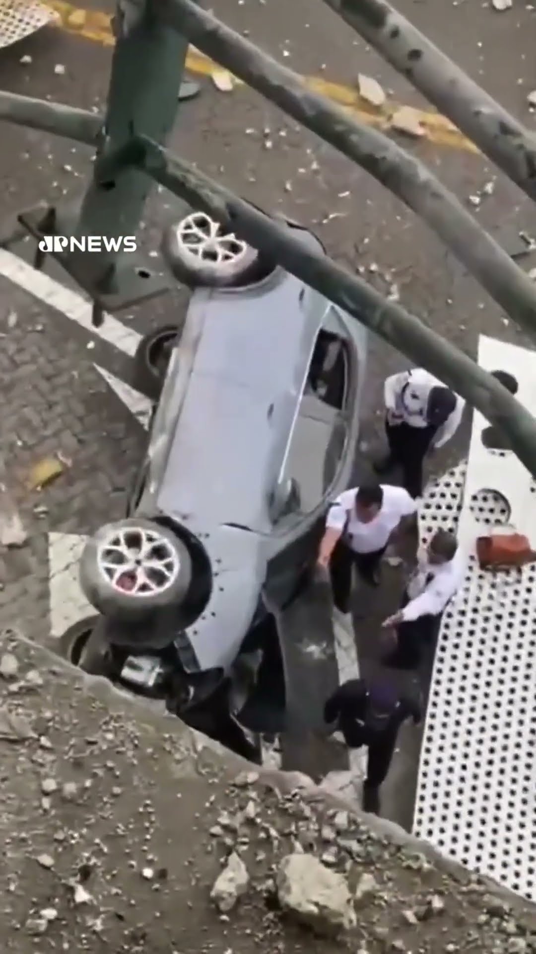 Motorista fica ferida após carro despencar de estacionamento em Fortaleza; veja vídeo #shorts