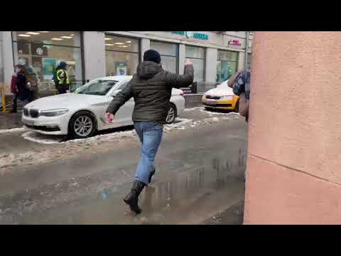 Девушке стало плохо и сотрудник понес ее на руках, чтобы оказать первую медицинскую помощь.