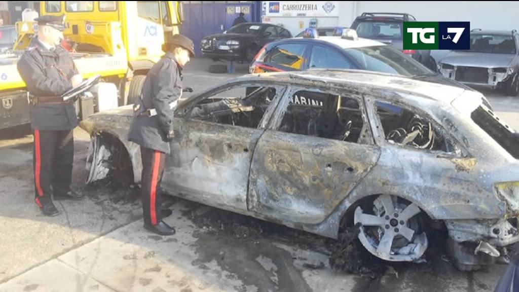 Trovata bruciata nel trevigiano l'Audi gialla dei fuggiaschi