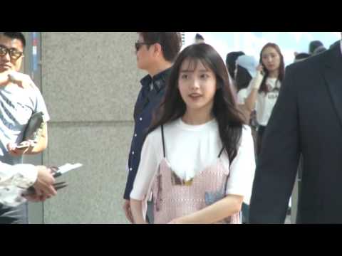 IU亮相機場 長髮飄逸清新十足