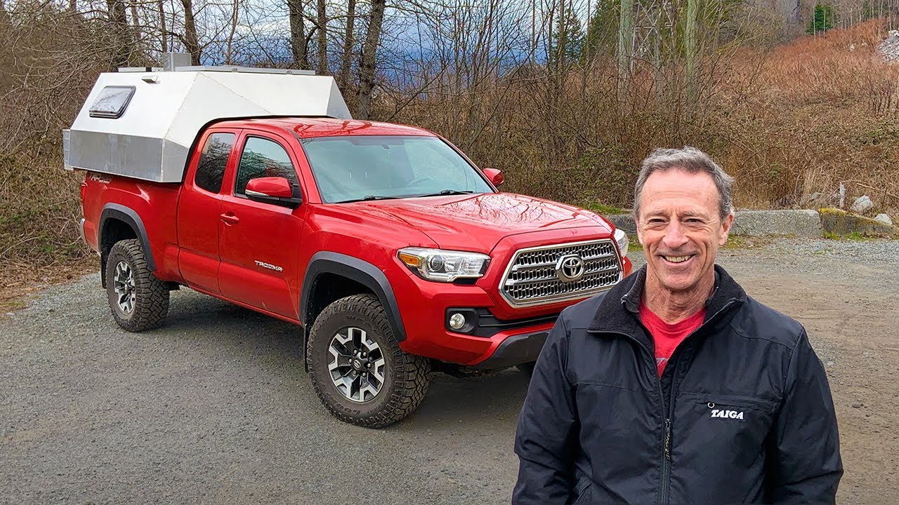 Полностью индивидуальный кемпер Toyota Tacoma с камином идеально подходит для жизни на пенсии.