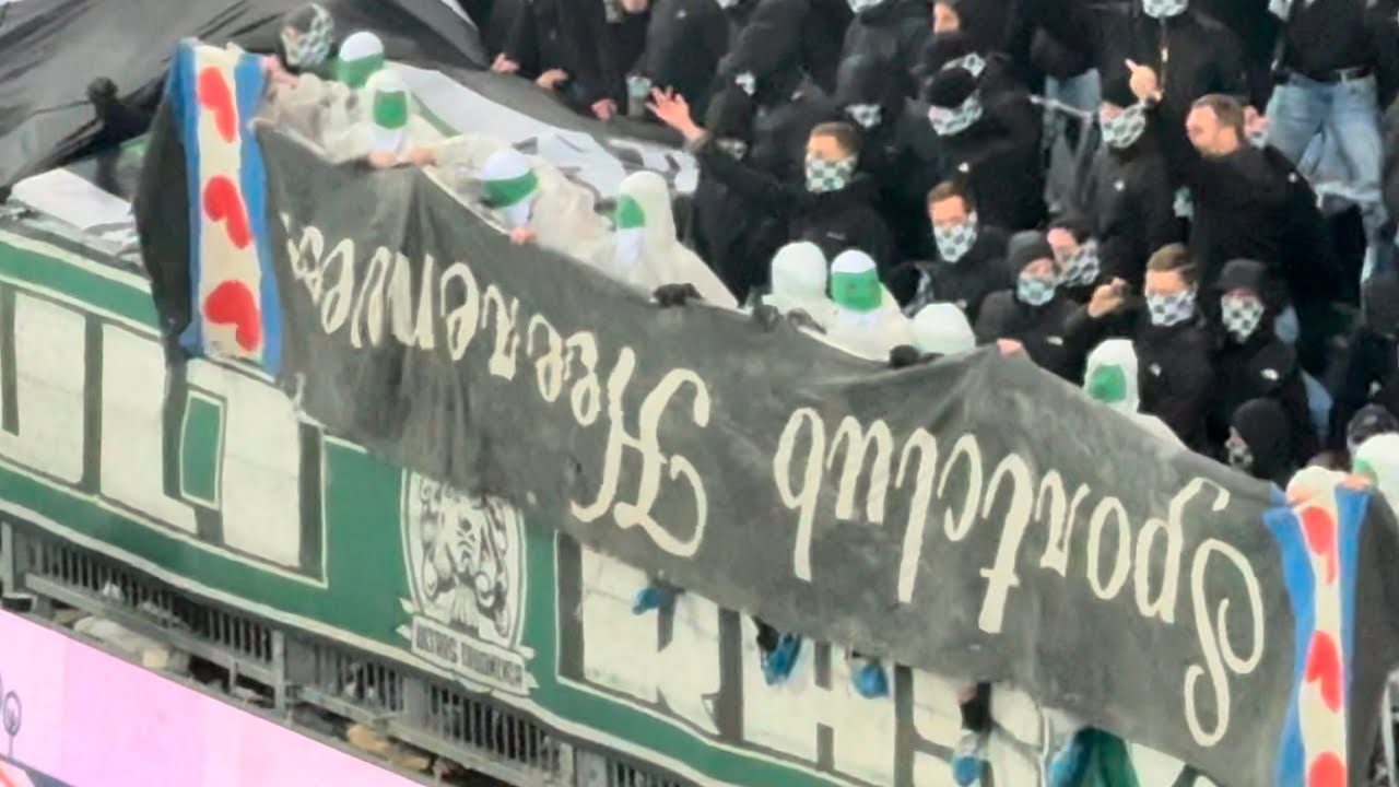 FC Groningen met een groepsdoek van NieuwNoord SC Heerenveen