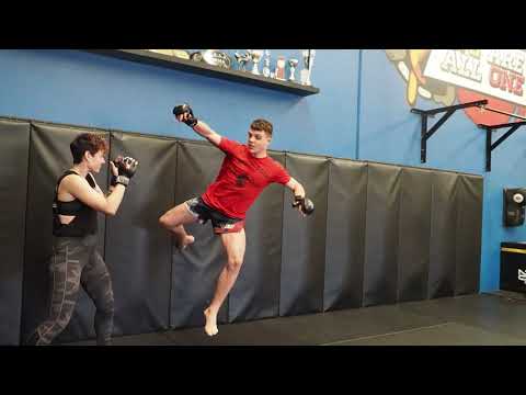 Techniques at the Den - Showtime Kick (MMA)