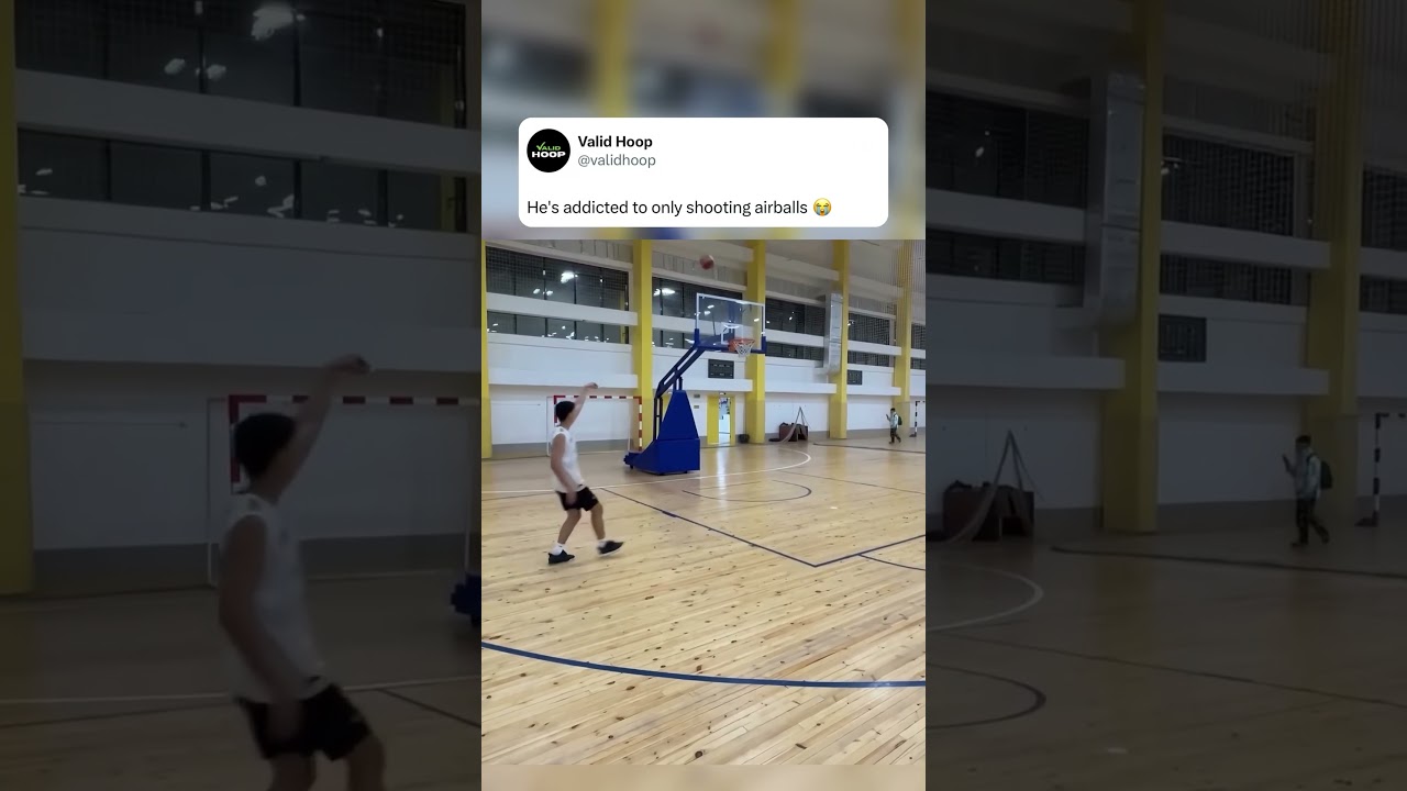 Он стреляет только воздушными шариками 😭