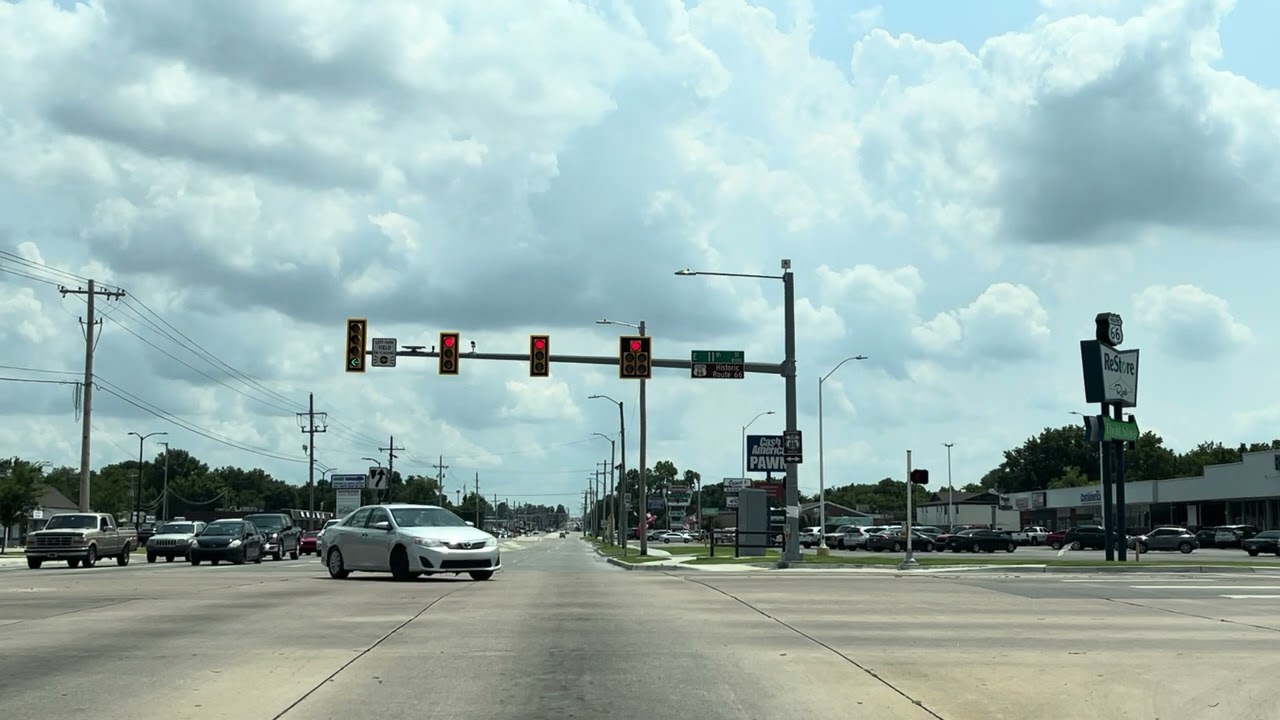 Oklahoma: Tulsa International Airport Arrival to Bixby Downtown River District via Memorial Drive.