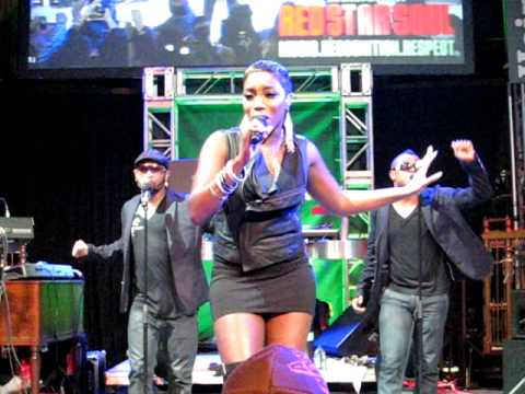 Estelle - American Boy (Live at Heineken Red Star Show in NYC - 10-16-09)