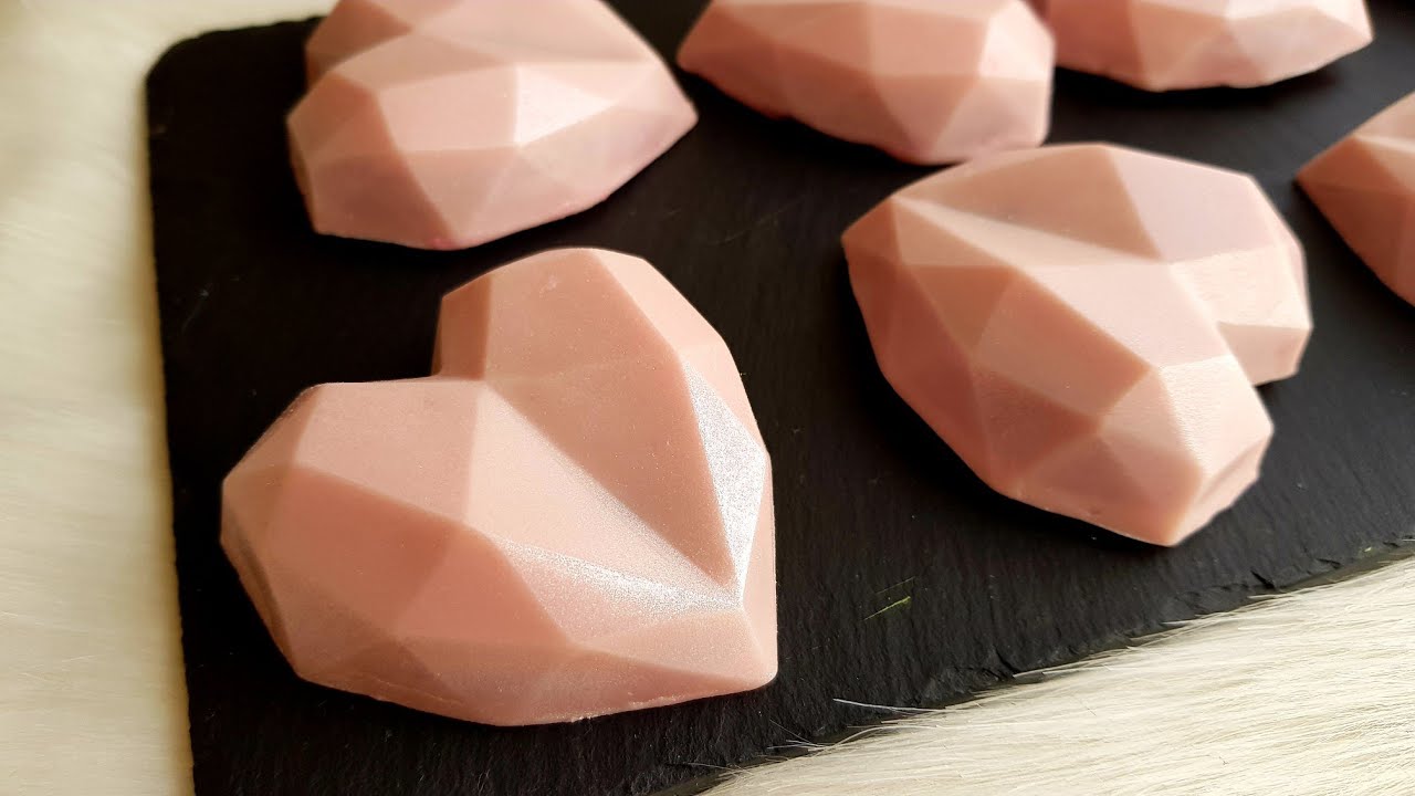 شوكولا محشية بذوق الفواكه الغابية🥰مزيج بين الفخامة و البساطة و الرقي👌كامل اللي ذاقوهم طلبو الوصفة🤤