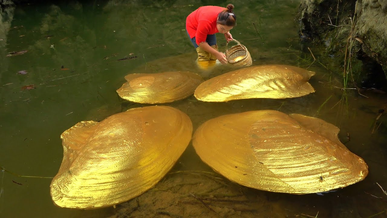 The beauty grabbed a few golden clams and broke them open. They were all inlaid with golden pearls