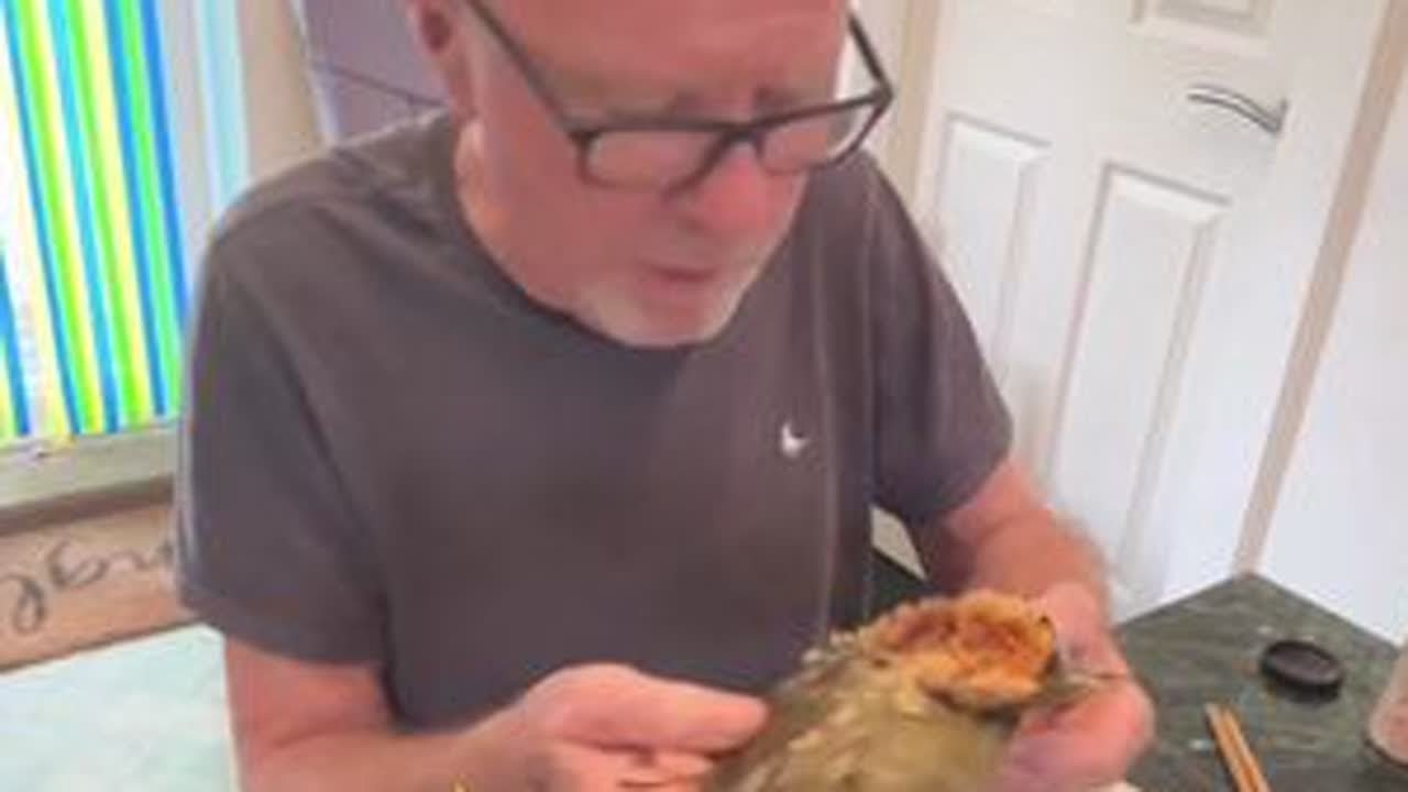 我的人生中第一次包粽子，虽然不是很好看，但总比没得吃强，祝大家端午节安康#英国生活 #老外吃中餐 #跨国家庭 #海外生活 #端午节包粽子