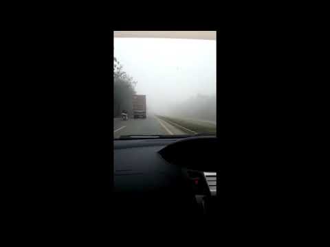 Video: Saat mengemudi melalui kabut tebal Anda harus?