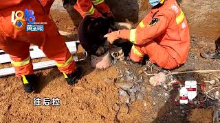 被卡男子得救后想抽根烟【1818黄金眼】