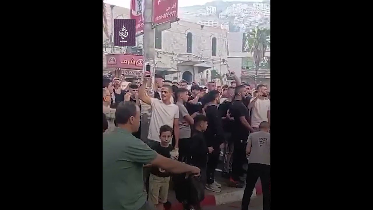 فلسطينيون يحتشدون وسط مدينة نابلس احتفالا بعملية طوفان الأقصى