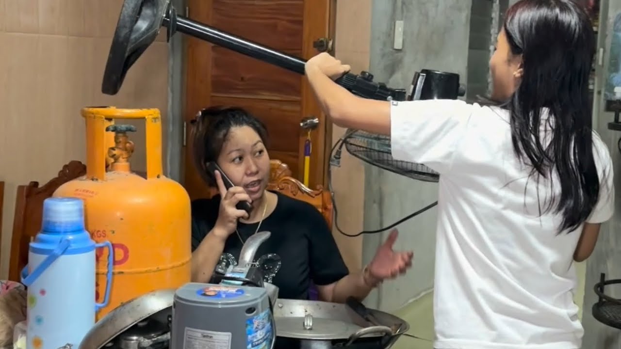 YUNG MAY KAUSAP MAMA MO SA PHONE😂