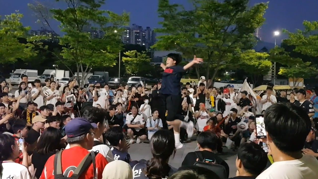 태어나서 이런 뒷풀이 응원은 첨 봅니다.. 경기 승패를 떠나 꺾을 수 없는 ''기세'' 분위기 & 심지어 팬이 직접 질풍가도를 춰버리는 역대급 롯데의 뒷풀이 응원 현장 직캠!!🔥