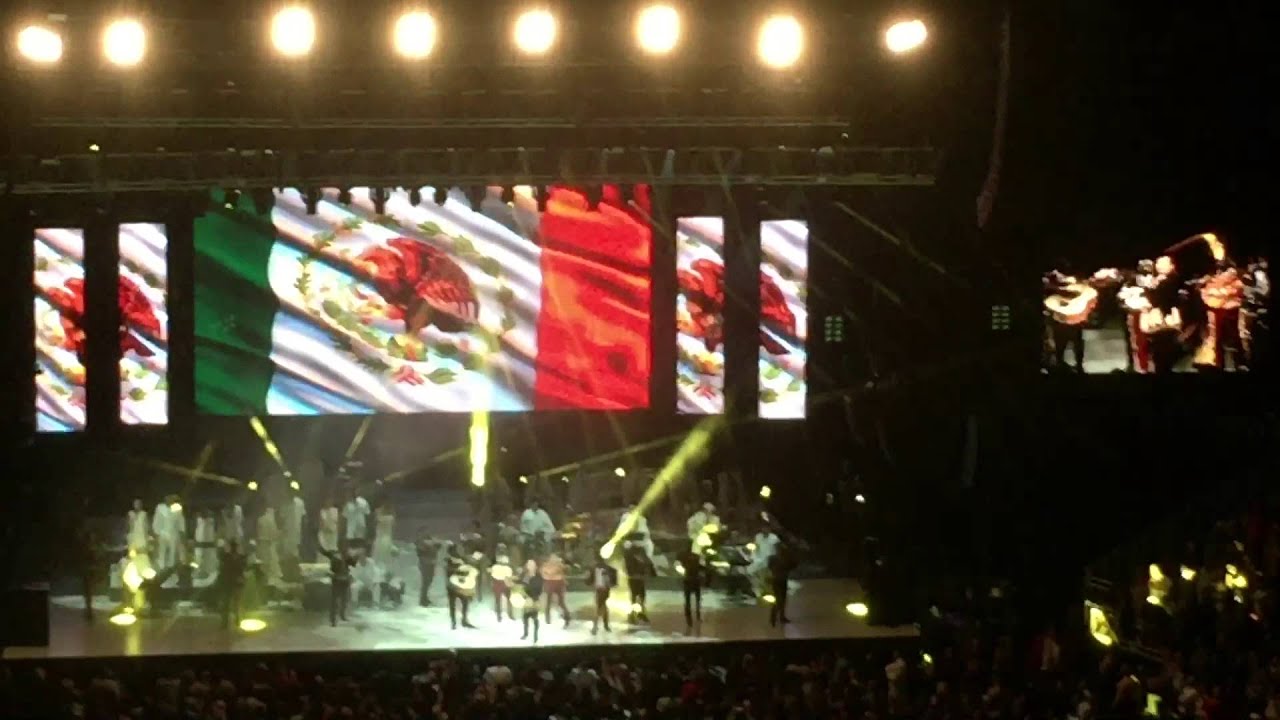 Me Nace Del Corazon... Juan Gabriel en vivo Kansas City YouTube Me Nace Del Corazon... Juan Gabriel en vivo Kansas City YouTube