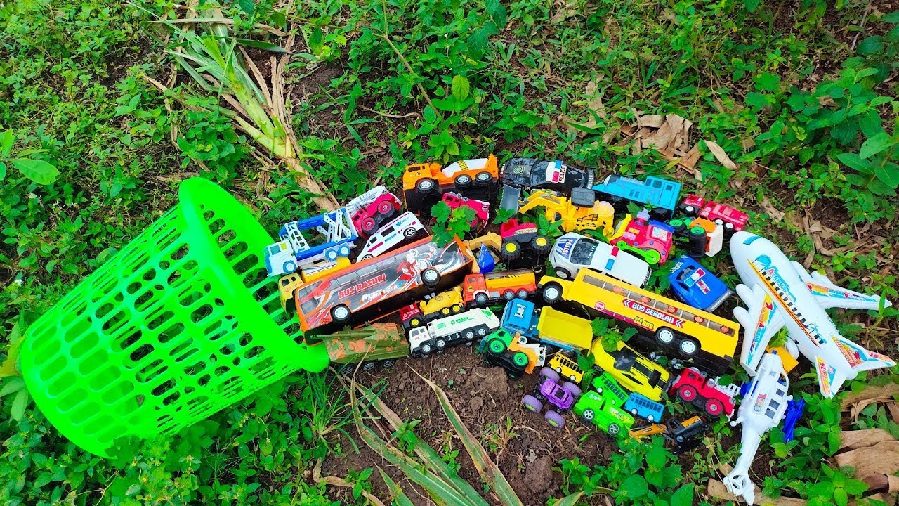 Menemukan Mainan Mobil-mobilan, Mobil Truk Pasir, Mobil Truk Tangki, Mobil Polisi, Excavator, Tayo
