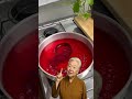 Uma maneira simples de evitar desperdício e ainda aproveitar mais os benefícios da beterraba..✨🥄
