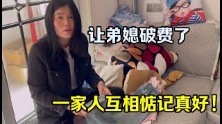 弟媳給女兒買衣服感謝大姑姐多年幫助壹家人就該互相惦記