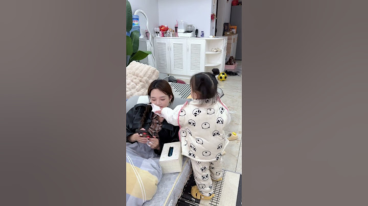 Mother Is Addicted To Playing With Mobile Phone And Is Scolded By Her Daughter! #comedy #cute  #baby