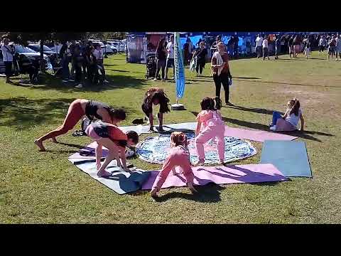 Meninas fazendo Yoga