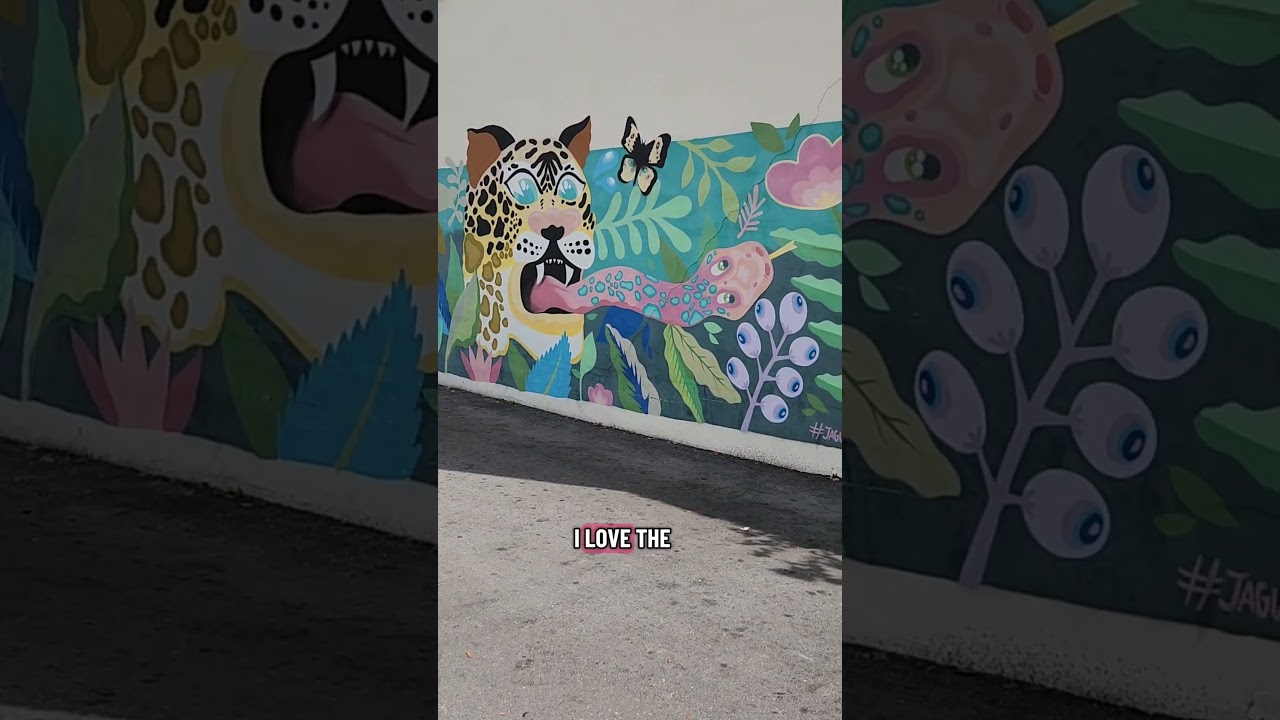 Красивая настенная живопись в ресторане Jaguar Pan-Latin с тропическим декором и столиками на отк...