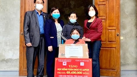 Trao học bổng và máy tính cho sinh viên khuyết tật vượt khó học giỏi