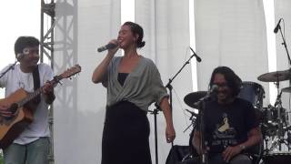 Video thumbnail of "Nosstress ft Sandrayati Fay - Kita [Live At Mabesikan Fest]"