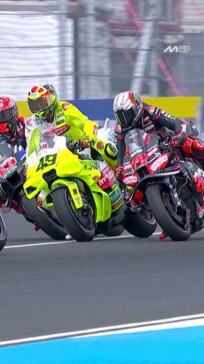 Drama from lights out as Quartararo collided with Bestia at Turn 1! 💥