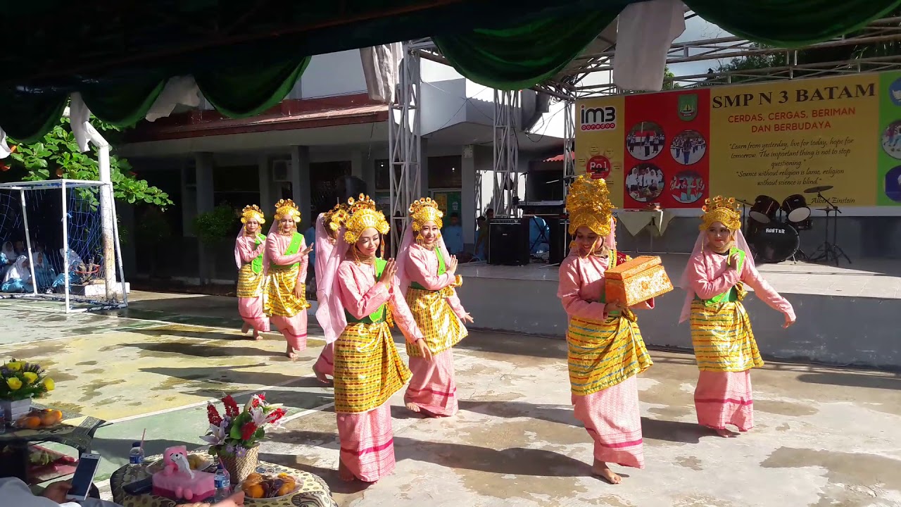 Tari Persembahan pada Pelepasan Kepala Sekolah SMPN 3 Batam 2016