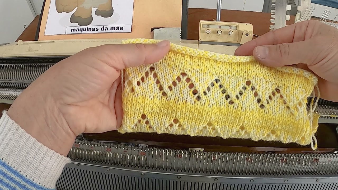 listado com desenhos diferentes feitos em máquina de tricô